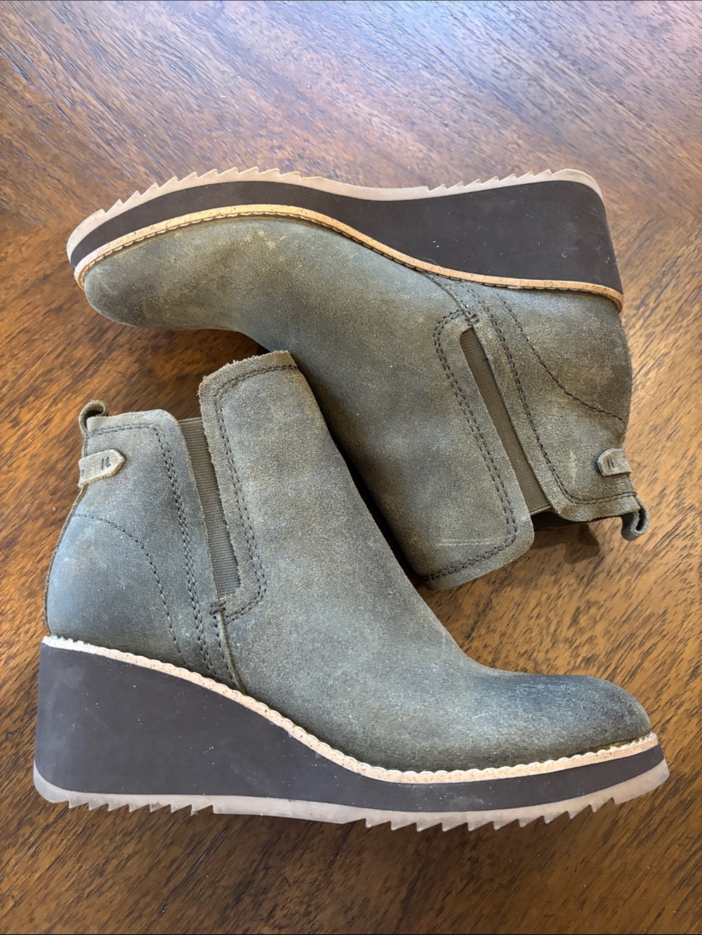 Earth women’s chukka Boots in Olive Suede - Picture 3 of 7